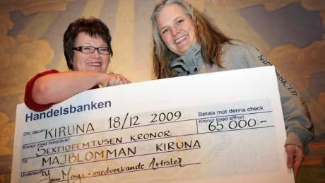 OTROLIGT. "Jag hade aldrig kunnat drömma om det här", säger Anne Pekkari från Majblomman som tar emot checken från Yana Mangi. 65.000 kronor samlade Kirunaborna och LKAB ihop till fattiga barn i Kiruna på en enda kväll.