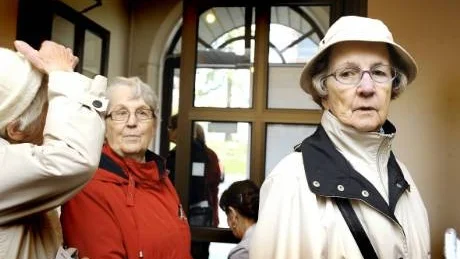 LÅNG VÄNTAN. Pensionären Gun Eklund köade för att lägga sin röst i kyrkovalet. "Jag mötte en bekant som hade vänt och var på väg hem", säger hon.