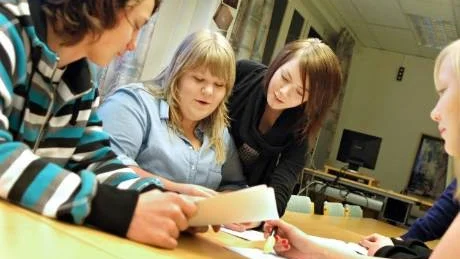 SAMARBETE. Mattias Johansson och Rebecca Fjällborg som går i nian diskuterar ett matteproblem. Ida Nilimaa från gymnasiet hjälper till som mentor. Foto: Josefin Wiklund