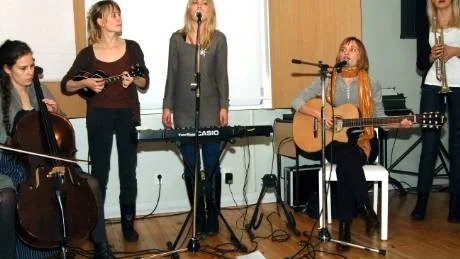 LJUVA TONER. Vikta fåglar bjöd på flera av sina låtar. Från vänster Elin Alexandra Sundström, Lenita Andersson, Isa Landelius, Emma Westerberg och Sara Wohlin Zerpe.