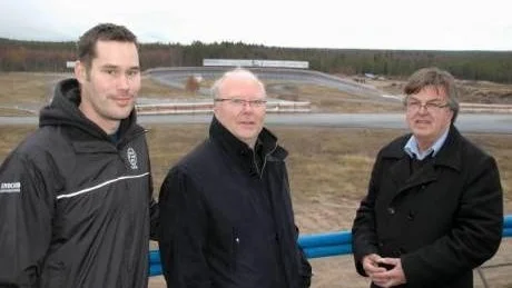POSITIVA. Christer Johansson t.v, Robert Forsberg och Jan Johansson ser fram emot utvecklingen av Kalix motorstadion där crossbanan är en del och utbildning en annan.