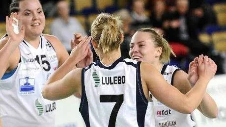 "HEMMA" IGEN. Lisa Ängefjord (7) klappas om av Anna-Lisa Vestin och Jenny Andersson.