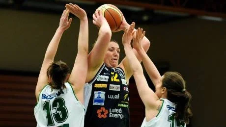 TVÄRSTOPP. Liz Sherwood gjorde en bra match för Luleå Basket men för många av hennes lagkamrater tog det stopp mot Hanna Bouldwin (15) och kompani.