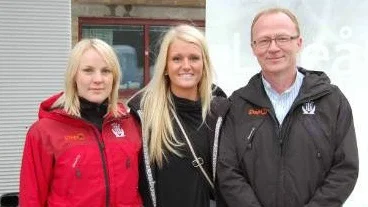 PÅ PLATS. Piteås kanadensiska nyförvärv Kaylyn Kyle (mitten) landade på Kallax i helgen. Där möttes hon upp av lagkaptenen Linnea Gjersvold och sportchefen Håkan Norberg. Sedan bar det av mot Piteå och en visning runt i nya hemstaden. Foto: NIKLAS BERGLUND