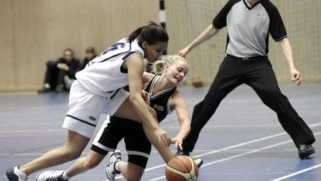 KAMP. BG:s Yohanna Araya (i vitt) och Starsspelaren Linda Holmqvist (svart) fightas om en boll i basketderbyt i basketettan.