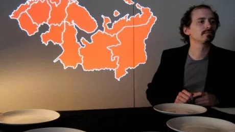 GRÄNSLÖS. Amund Sveen gav en gränslös performance-föreställning  i Haparanda - den enda i Sverige. Tidigare i Murmansk, Oslo och Nordnorge, och nu i helgen i Rovaniemi.