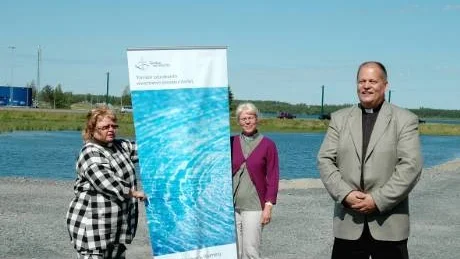 MÖTESPLATS. En ekumenisk mötesplats mitt på gränsen är målet för diakonerna Aila Ylinärä, Torneå församling och Eila Kastu samt kyrkoherde Kimmo Sulila från Haparanda församling.   Foto: Britt-Louise Spets