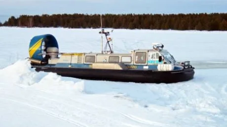 FÖRRÄDISKT. Det ser ut som om isen skulle hålla bra mitt i all snön, men just tjocka snötäcken kan försvaga isarna så att de håller sämre än vanligt. Kustbevakningens svävare tar sig däremot fram överallt. Foto: Kustbevakningen