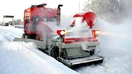 SNÖSUG. SL:s nya snösugsmaskin kan suga upp 17 kubikmeter snö i sekunden. Den används framför allt på depåområden och över växlar och andra känsliga mekaniska delar av rälsen. Till skillnad från en snöslunga suger snösugen upp snön,  vilket är skonsammare för växlarna.