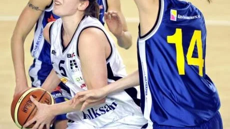 MÄRKLIG. Coacherna i damligan är inte jätteförtjusta i kvartsfinalernas spelform. Här är Elin Söderström i matchen mot Solna i helgen.