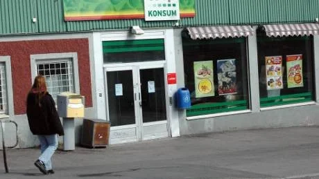 STÄNGT PÅ GRUND AV RÅN. Kunderna fick vända vid dörren. Konsumbutiken på Lappgatan stängdes efter rånet i tisdags.