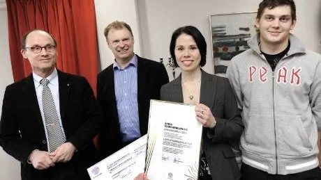 GLADA. I går tog Luleå gymnasieskolas program I-tek emot 250.000 kronor av branschorganisationen Teknikföretagen. Från vänster Peter Norman, Eric Erlandsson från Teknikföretagen, rektor Eva Lindbäck och eleven Johan Karlsson.Foto: Roland S Lundström