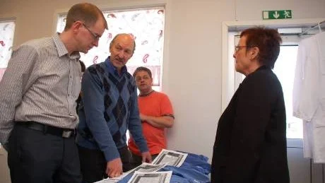 JÄMFÖRDE. Politikerna Jens Sundström, närmast i bild och Erik Lundström, samt Anders Mansten, alla (fp), tog sig en titt på de omdiskuterade textilierna. På bild även Lisbeth Bornefjord, marknadsansvarig på Textilservice. Foto: Håkan Zerpe