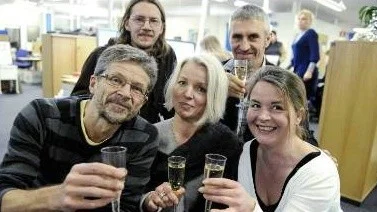 Fixade tabloid. Överst från vänster Klas Hallvarez, Ole Munk, Jan-Erik Thelénius, nedre raden Kicki Linna och Maj Ribergård har skapat Norrbottens-Kurirens nya utseende. Foto: PETRA ISAKSSON