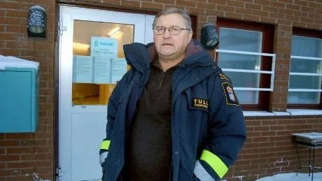 MÅNGA SAMTAL. Nils Oja, tullen Haparanda, har fått ta emot många samtal med frågor om vad som gäller för den röda finska dieseln. Inte alla har varit trevliga.