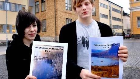 BÄTTRE ENGAGEMANG. Naturvetenskap har inte varit något favoritämne hos esteteleverna men miljöprojektet som resulterat i en tidning har lyft ämnets popularitet rejält. Jonna Wernulf och Rasmus Winblad är två av eleverna på estetprogrammet.