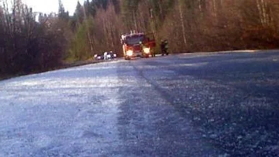 HALT PÅ VÄGARNA. Ett flertal halkolyckor inträffade på måndagen på länets vägar. Det var mycket halt, bland annat här vid Skogså utanför Boden.