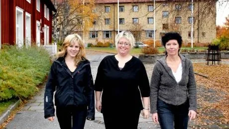 TRIVS. Nettan Olsson, Jenny Johansson och Anne-Christine Lyck trivs alla jättebra på Sunderby folkhögskolas allmänna linje. "Man får jobba i sin egen takt och så får man mer hjälp", säger Nettan Olsson.