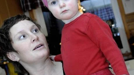 DÅLIG URSÄKT. Linda Blixt Rönnqvist i Ersnäs är upprörd över att kommunen skyller på en fri förskola när de avbröt planerna på att bygga ut förskolan i byn. "Den fria förskolan tillkom på grund av kommunens beslut", säger hon med dottern Matilda i knät. Foto: ROLAND S LUNDSTRÖM