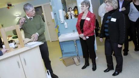 GÅVOR. Jan Lidström, ordförande i Norrbottens njursjukas förening, överlämnade en gåva till de verksamhetsansvariga, Margareta Sjödin och Ann-Sofie Schäufele.