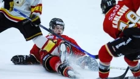 NERE. Luleå Hockeys J20-lag har fått en tuff start på superelit topp 8. Under helgen åkte John Fors och Kim Karlsson-Bergmans lag på ytterligare två förluster. Foto: PETRA ISAKSSON