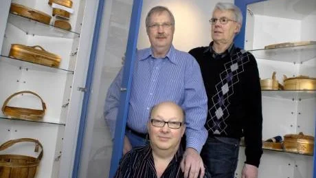 GAMMAL TEKNIK. Sveptekniken kräver sin man och många timmar. Sven-Erik Granljung, Börje Isberg och Ove Johansson ställer ut sina alster på Norrbottens museum tillsammans med sju andra slöjdare.