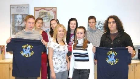 UNGA ÖVERSÄTTARE. Richard Lundh, Elin Ivarsson, Lotta Näätsaari, Hanna Hjelm, Moa Larsson, Niina Kumpula, Jonas Karsikas och Joy Sandberg tävlar om en resa till Bryssel. Samtliga går andra året på gymnasiet.