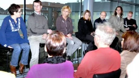 LUGNT. En tämligen stillsam kritikerdebatt ägde rum på Bok - och Bilds avslutande dag.  Eller kanske man ska säga samtal, argumenten slungades nämligen inte fram och tillbaka, mer då som vågorna på en stillsam innerfjärd i skärgården.