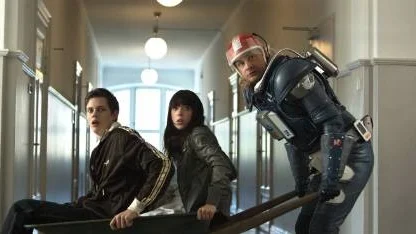 Bill Skarsgård är den stora behållningen i "Kenny Begins". Skarsgård gör rollen som Pontus, som hittar en kraftkristall och får Galaxens ondaste varelser efter sig.