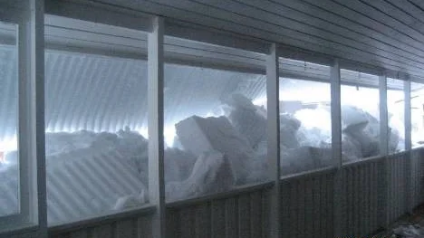 Så här kan det se ut när det under blidvädersdagar rasar snö från taket. Bilden inskickad av Sigbrith Lundberg.