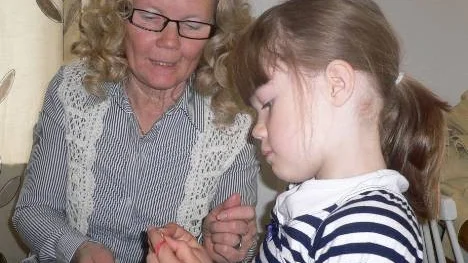 Marianne Olofsson lärde barnbarnet Tilde Olofsson den gamla handarbetskonsten.