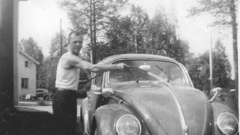 Farsan tvättar sin mörkblåa Folka av årsmodell 1958, inköpt hos Åströms bilaffär i Piteå 1963.