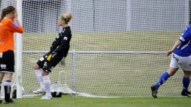 Neeej... Lena Blomkvist och Stephanie Labbé tvingas konstatera att Stattena har hämtat upp 0-2 till 2-2.