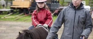 Full fart på ridhusets hästlekis