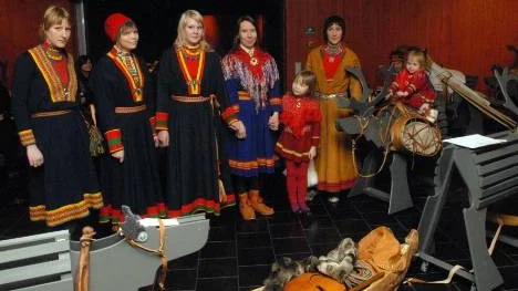 Samisk dräktvisning på Silvermuseet. Mannekängerna är från vänster: Lisa Hellander, Sanne Bengtsson, Maria Unnes, Maria och Ella Labba samt Mia Emanuelsson och Eli Nutti.