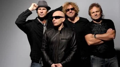 Chickenfoot är ett fruktbart samarbete mellan fyra erfarna musiker. "Vi har så mycket gemensamt, har alltid spelat i rock´n´roll-band, turnerat och lyssnat på samma saker " säger sångaren och före detta Van Halen-medlemmen Sammy Hagar.
