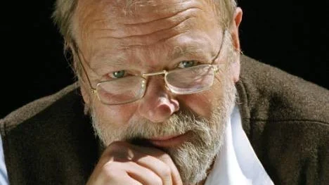 Visdiktaren Olle Adolphson pekades på onsdagen ut som mannen bakom deckarpseudonymen Bo Balderson. Många frågetecken återstår dock.