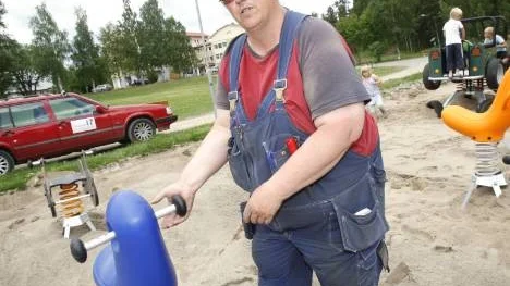 "Säkerhetskraven skärps varje år, det är väldigt noga att kanter och pinnar förses med skydd", berättade Birger Seger som är i full gång med att bygga den nya lekparken.