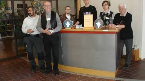 Här delas biblar ut vid Luleå tekniska universitet. Från vänster: Markus Abdel-Massih, Samuel Sjödin, Jonas Lagerqvist, Magnus Johansson och Ragnvald Eman. (Samuel och Jonas är studentrepresentanter).