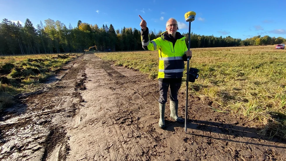 Det är på den uppskrapade lermarken som vallen ska konstrueras med en kärna av lera, förklarar våtmarksbyggaren Sören Eriksson.