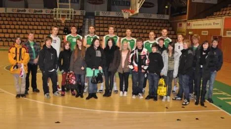 Kyrkholmsskolans elever som valt idrott som tema fick träffa basketspelarna i Plannja i samband med Luleåbesöket.