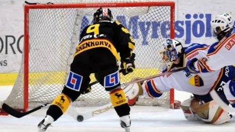 Här ser ni säsongens svettigaste målvaktsräddning hittills i Skellefteå. Kimmo Koskenkorva har öppet mål och halva hallen har hunnit börja jubla. Men då kastar sig Djurgårdens målvakt Stefan Ridderwall och gör en fantastisk räddning med klubban.