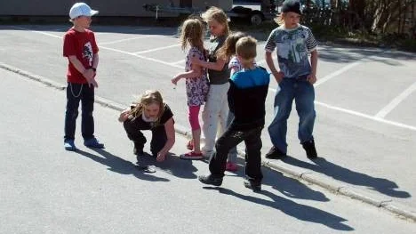 Några barn passade på att studera den döda huggormen.