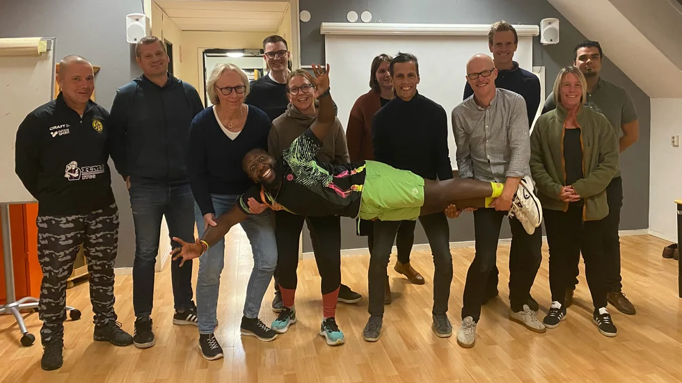 Det var en tapper skara människor som kom på Stigtomta IF:s medlemsmöte för att bli engagerade av Caxton Njuki. Nu fortsätter jobbet att hitta människor som vill arbeta i styrelsen.