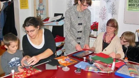 De senaste veckorna har Erika Eriksson (mitten) anordnat endagskurser i scrapbooking runt om i byarna kring Älvsbyn. I lördags var turen kommen till Vistträsk, där ett dussintal pysselintresserade mötte upp. Till vänster får Emanuel Isaksson hjälp av mamma Ann-Louise Pettersson att göra ett eget julkort medan Gabrielle Furtenbach med dottern Amanda konsulterar ledaren.