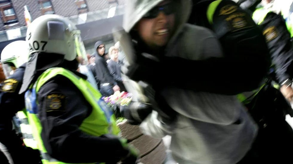 Ursäkta inte vänsterns våld. Arbetsförmedlare, poliser och politiker är också "vanliga människor".
