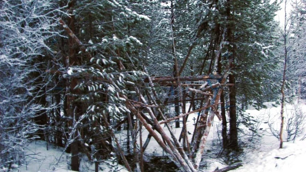 Vindskydd i aktivistlägret.