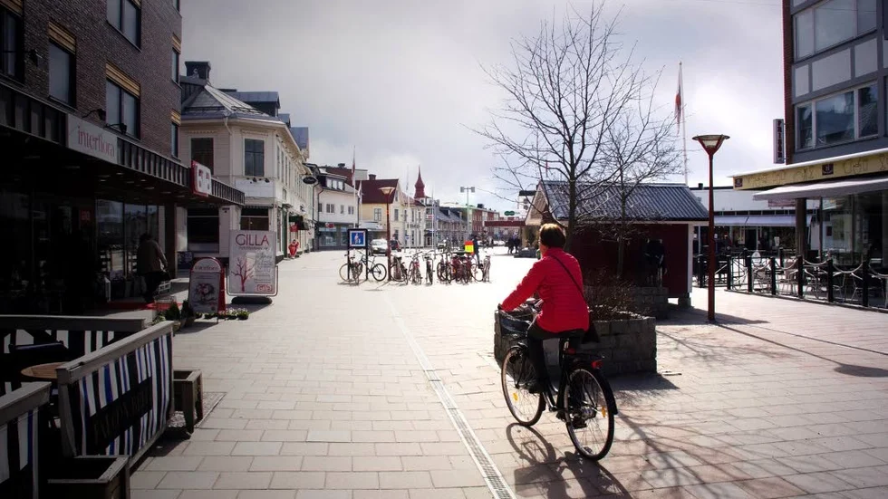 Restaurang Den glada schweizaren, till vänster, samt Hanssons café, till höger, slipper avgift för uteservering. Kafé Oregano, på hörnet till vänster, gör däremot inte det.