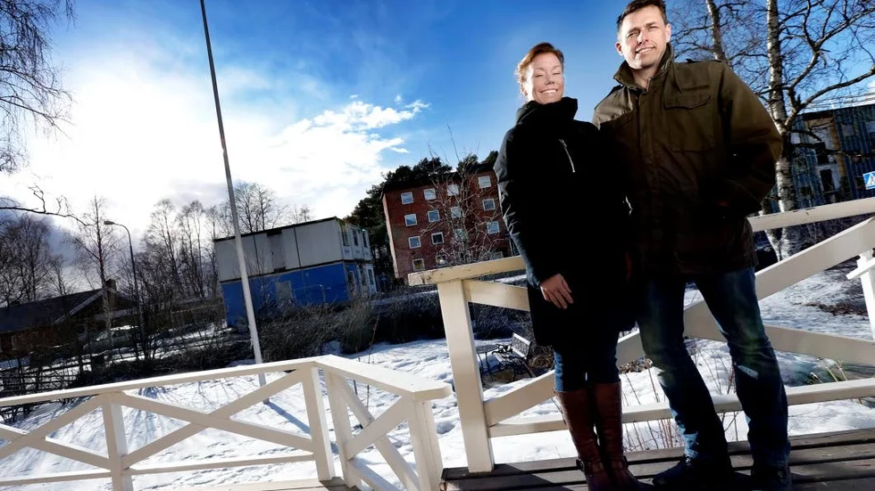 MED SOLENS HJÄLP. Familjen Niva i Gammelstad gläds över miljödomstolens beslut att stoppa en påbyggnad av punkthuset i bakgrunden. Nu får Ida och Rikard Niva behålla eftermiddagssolen på altanen.