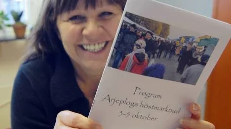 Gun-Inger Wallström håller i trådarna för den 30:e höstmarknaden i Arjeplog. Själv minns hon med välbehag den gången hon fick åka till marknaden för att sälja skinnen från mård och räv som hennes pappa skjutit.